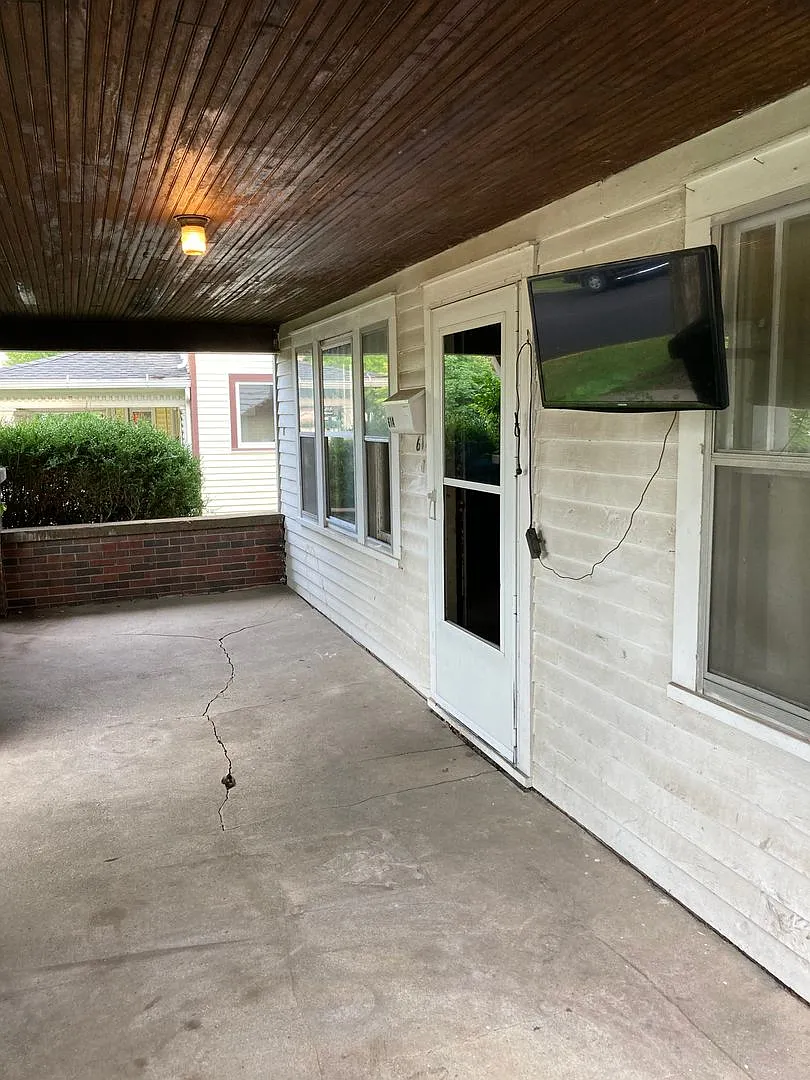 Available 2027-2028 - 5 Bedroom/2 Bathroom Home 2 Blocks from Mackey Arena — Photo 2