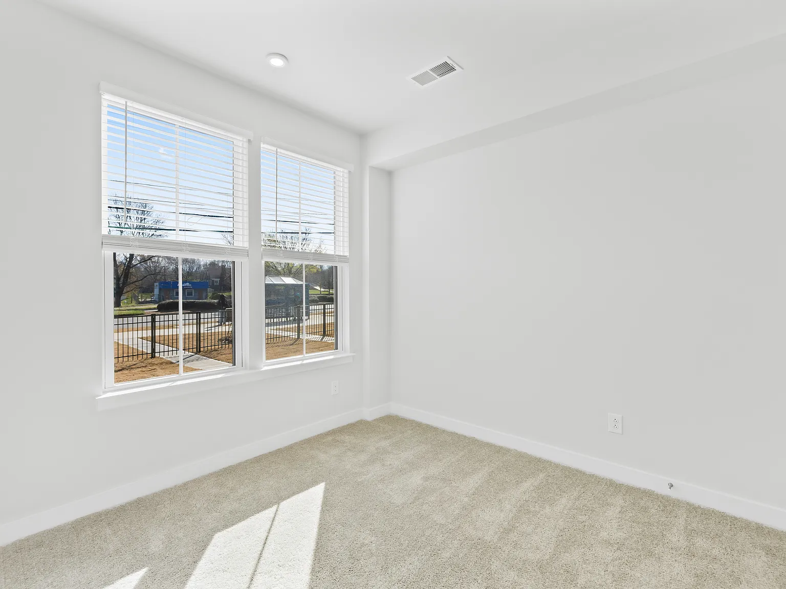 3 bed, 3.5 bath, 1601 sqft, $1,995 — Photo 4