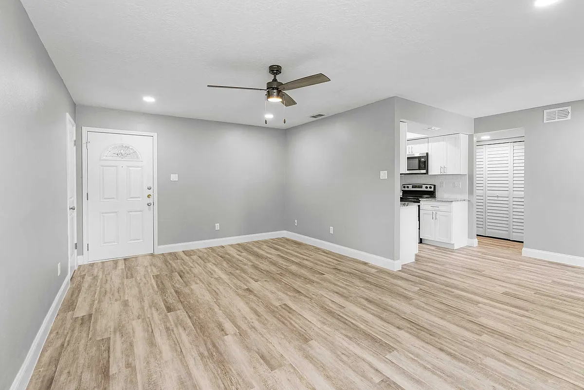 Building Photo - 2633 Harbor Cv #C