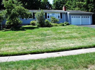 31 Apple Tree Ln, Hamden, CT 06518