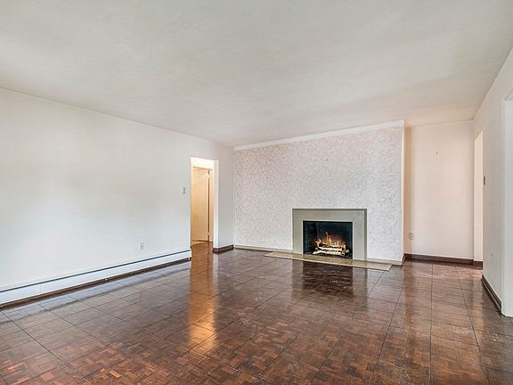 3rd image of 908 W Grove St