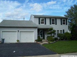 4 Brook St, Farmingdale, NJ 07727