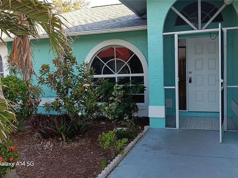 1000 SW 37th St — Photo 3