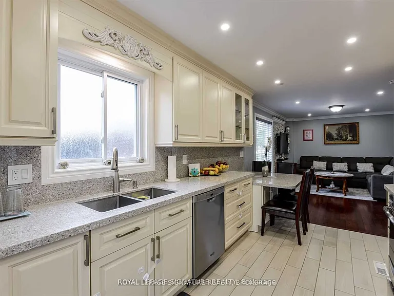 6222 Fullerton Cres — Photo 11