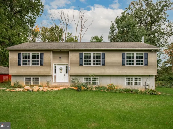 102 Farmington Ln, Coatesville, PA 19320