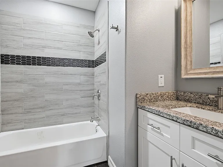 531 Woolworth St — Photo 25