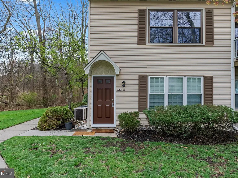 164 Bradford Ct #B — Photo 2