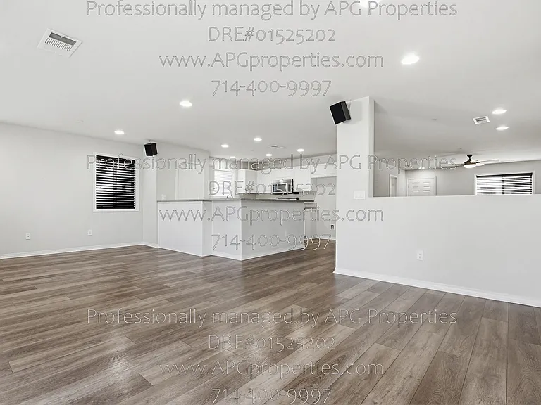 139 Thompson Ave — Photo 20