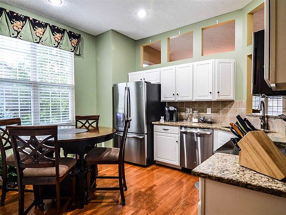 4th image of 956 Augusta Ct