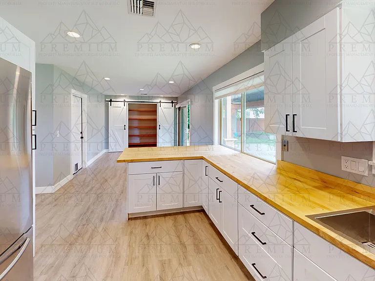 3504 Royal Crest Dr E — Photo 5