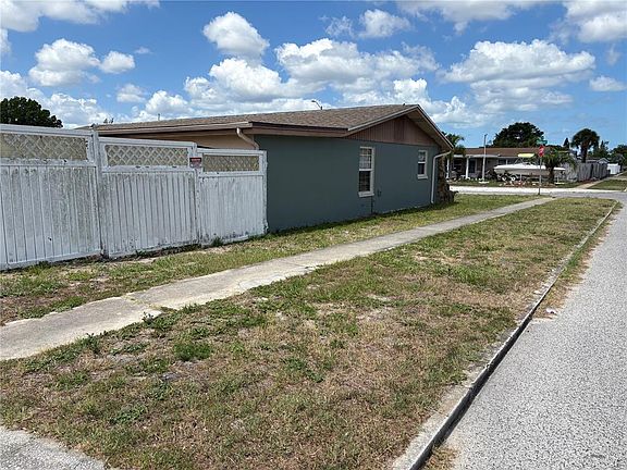3rd image of 4934 Daphne St