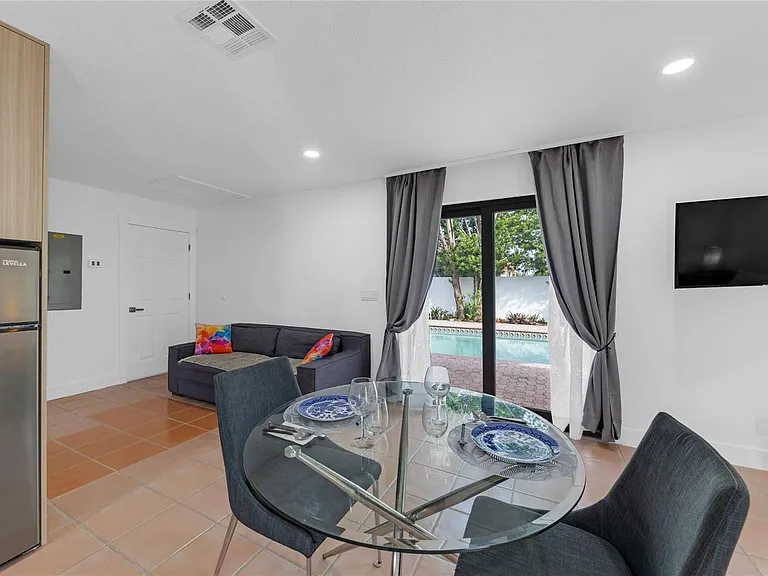 307 N Highland Dr — Photo 13