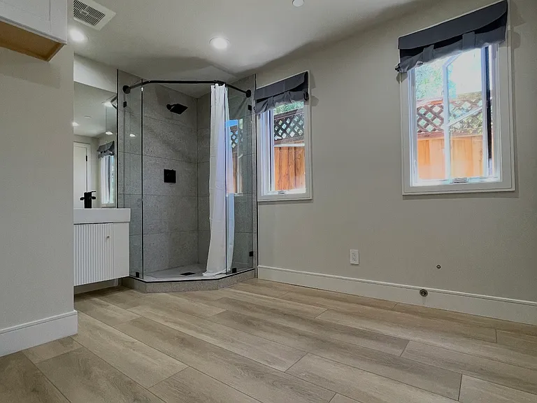 2525B Waverley St — Photo 9