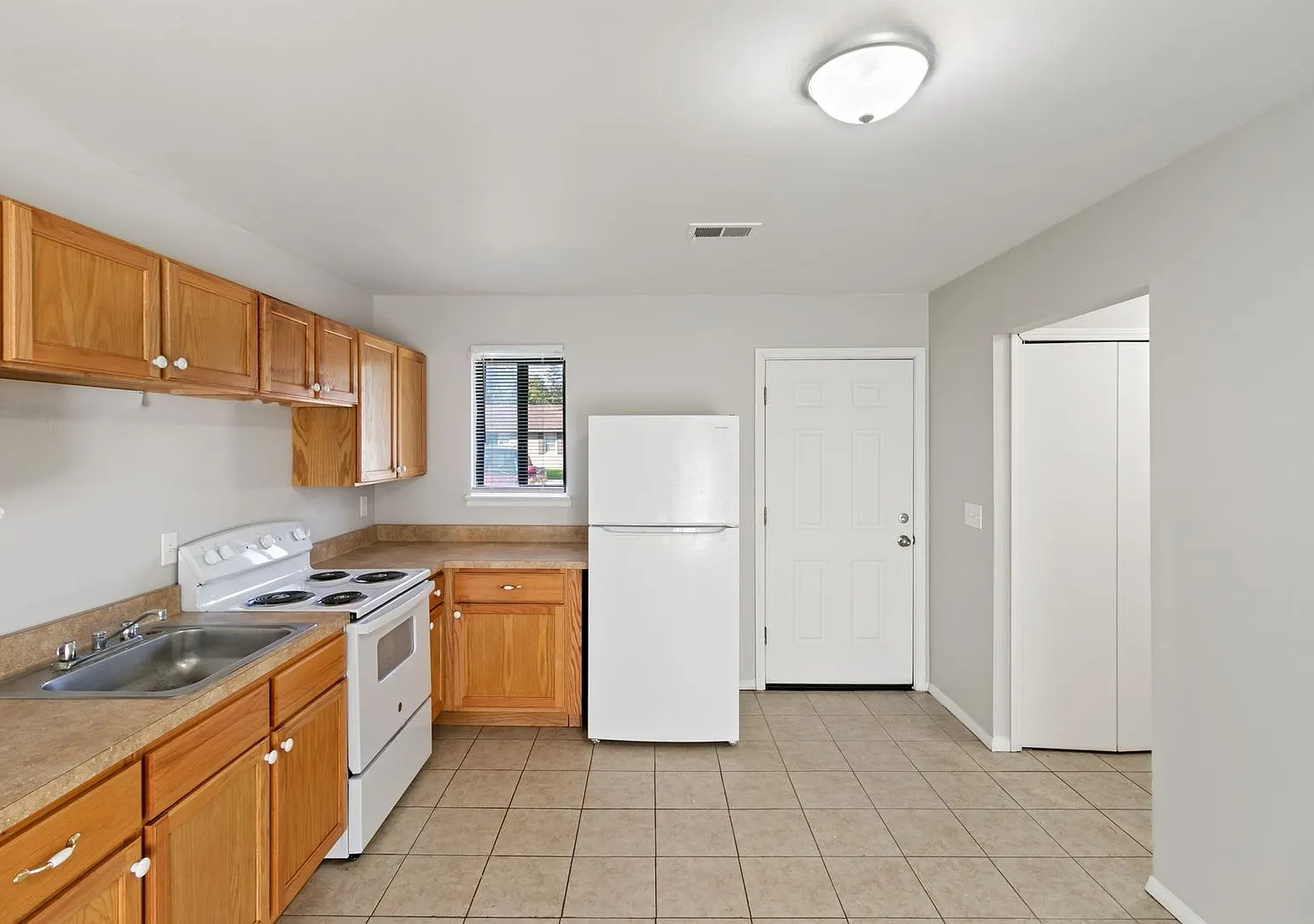 Airport Apartments (DCP Venture 3 LLC) — Photo 1