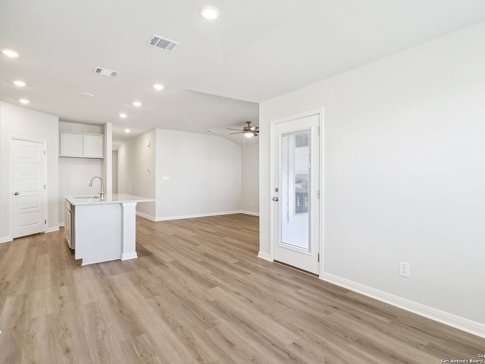 2nd image of 224 Dakota Ridge