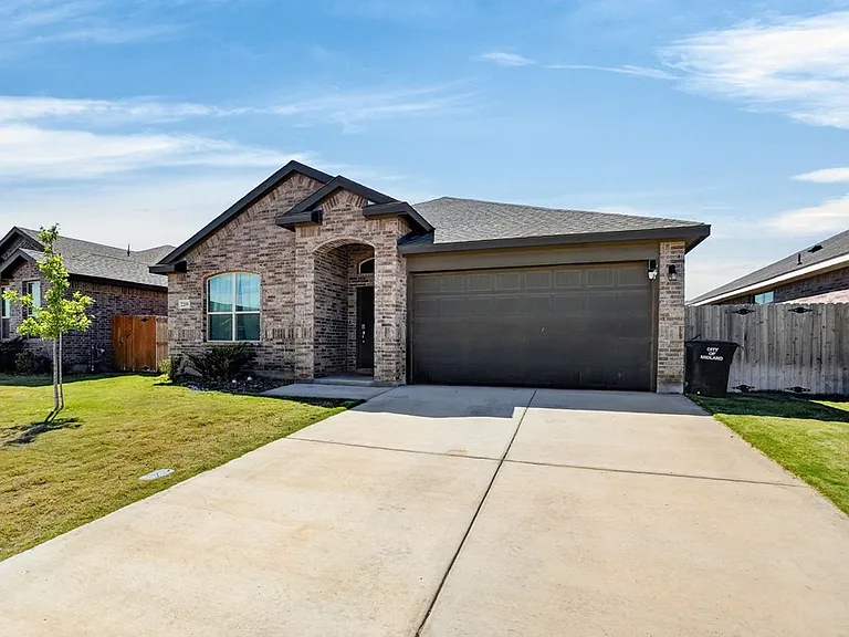 2209 Beaufort Dr — Photo 3