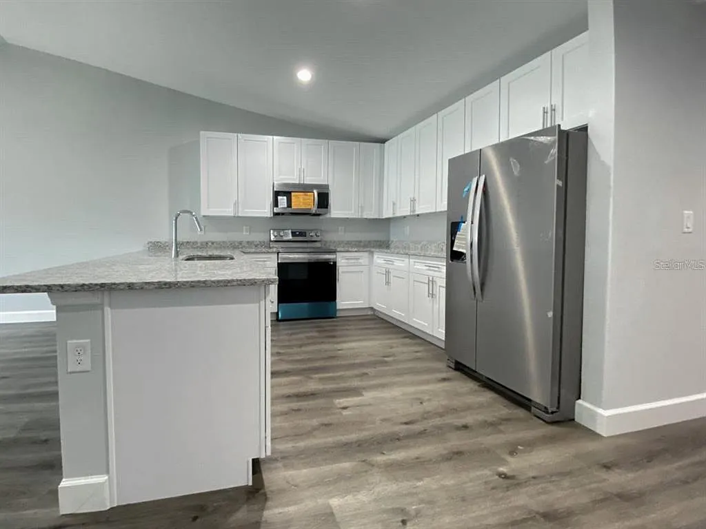 3 bed, 2.0 bath, 1379 sqft, $1,747 — Photo 2