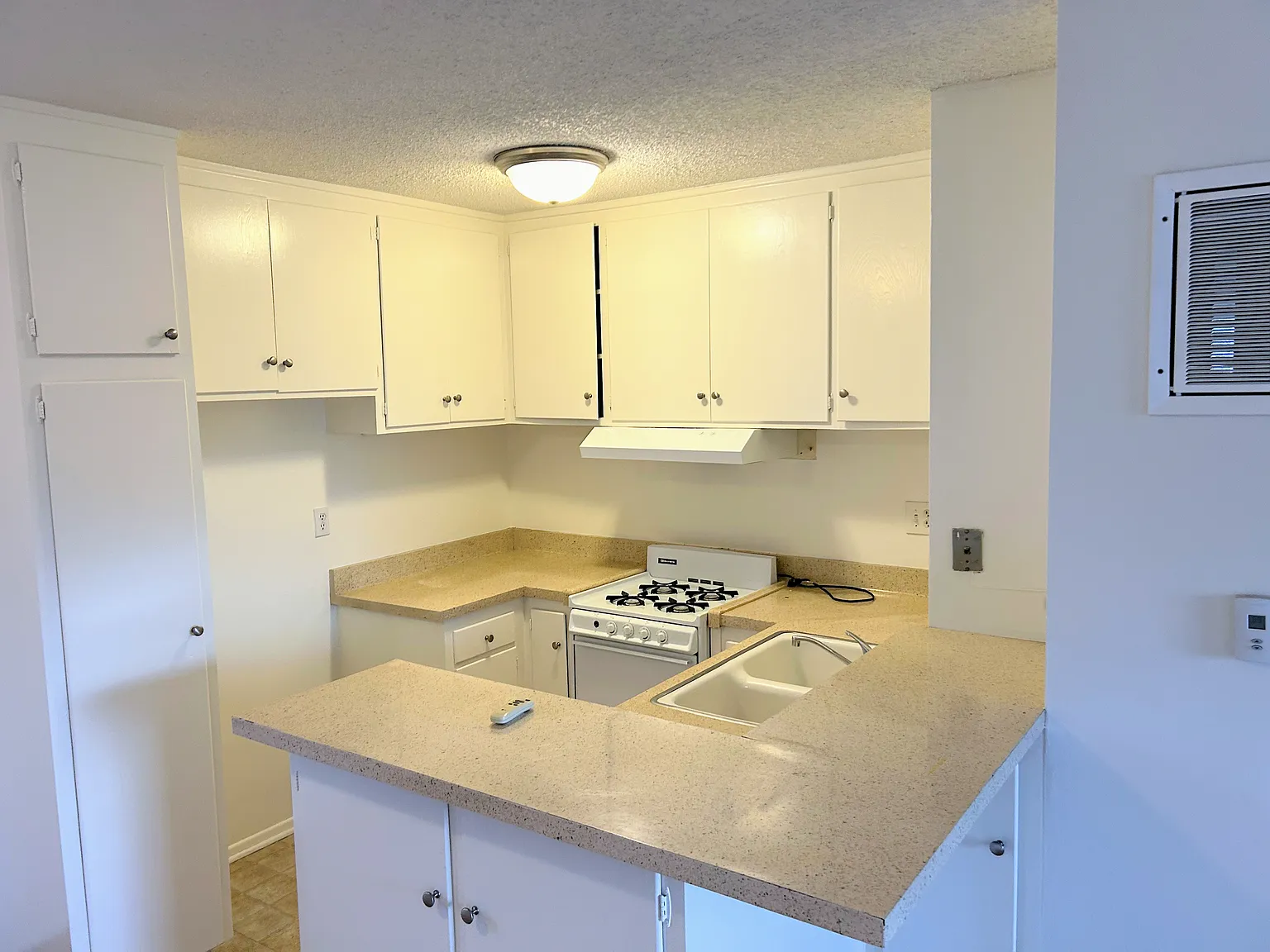 2 bed, 900 sqft, $2,195 — Photo 2