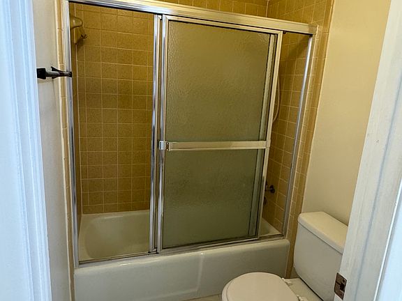 5th image of 901 Country Club Dr SE