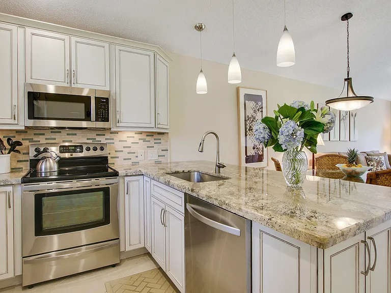 820 Club Dr — Photo 3