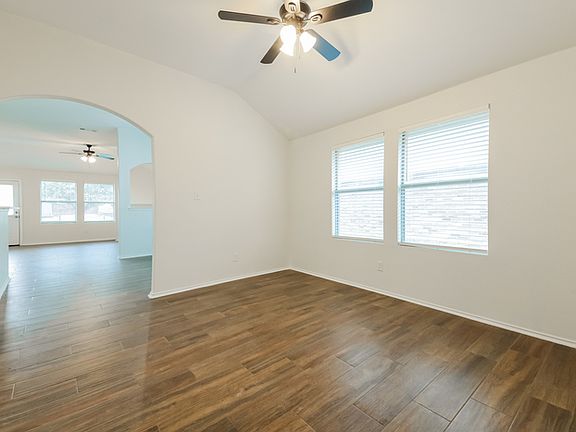 3rd image of 1096 Oakbrook St