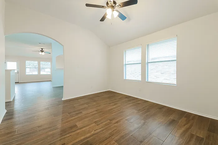 1096 Oakbrook St — Photo 3