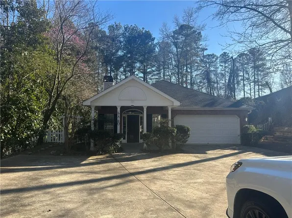 5860 Elm Tree Dr, Buford, GA 30518