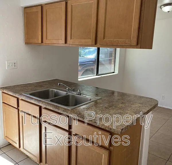 1646 N Beverly Ave — Photo 1