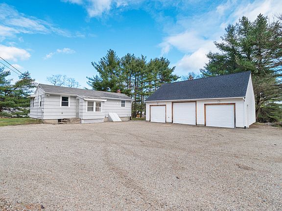 Garage parking for 3 cars + parking for many more outside