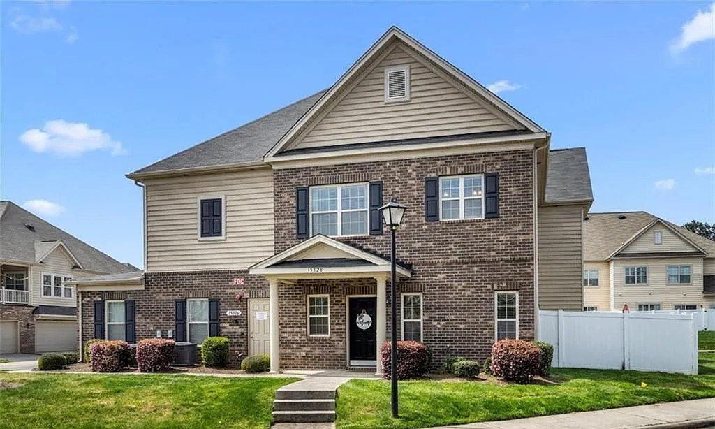 2 bed, 1388 sqft, $2,049 — Photo 1