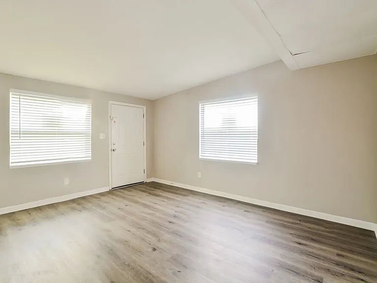 1198 Maxey Dr — Photo 6