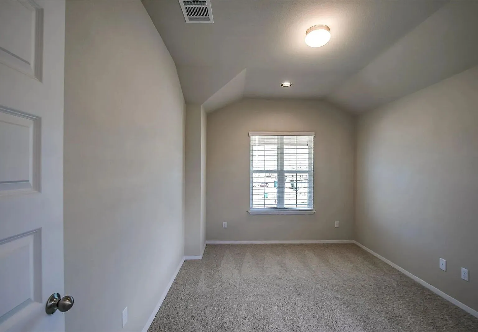3 bed, 2.5 bath, 1668 sqft, $1,799 — Photo 2