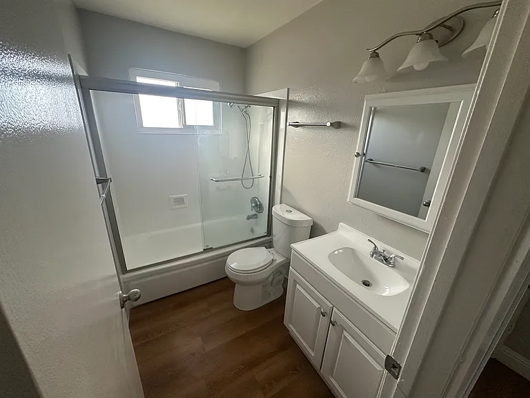 Villa Grove Apartments — Photo 18
