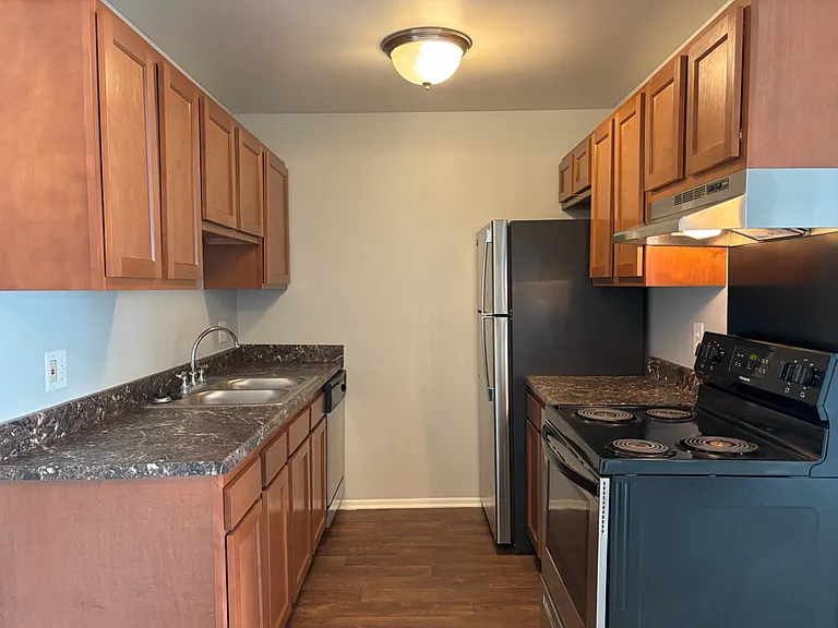 Embassy West Apartments — Photo 25