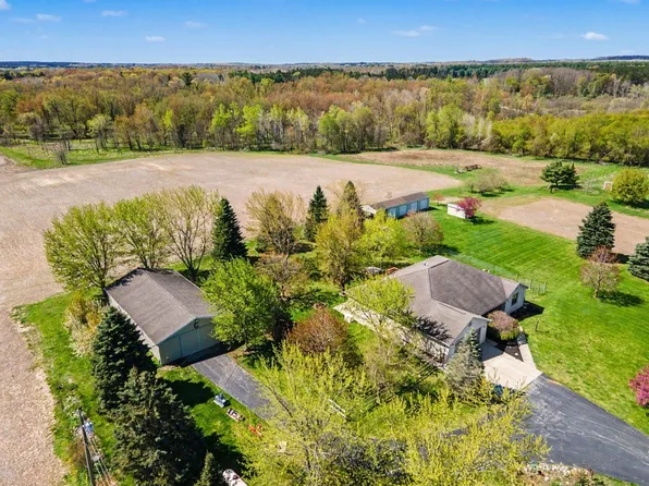 7141 W Pleasant Valley Rd, Blanchard, MI 49310
