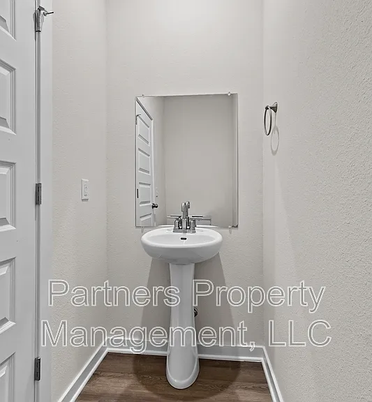 289 S Neon Ave — Photo 8