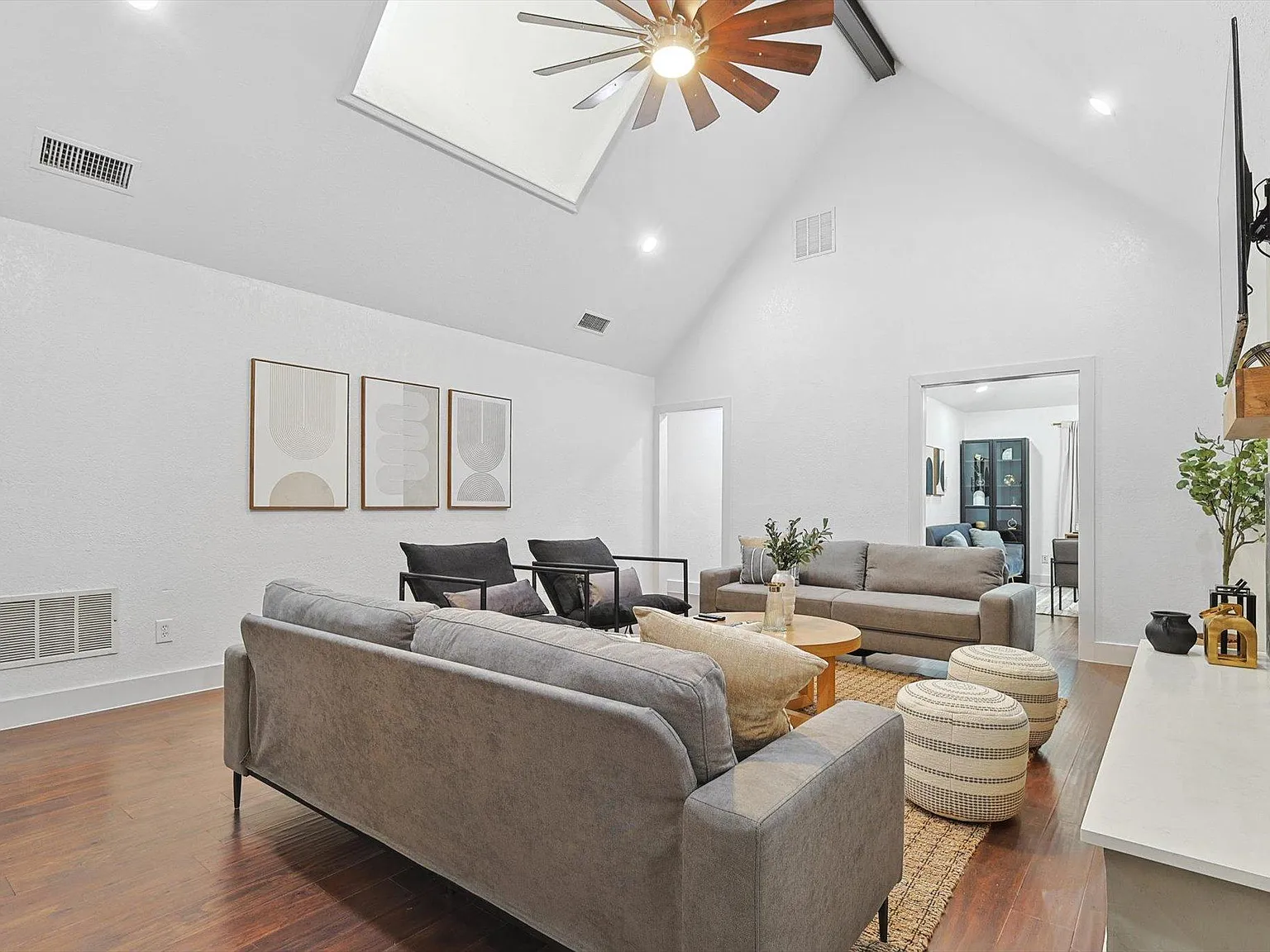 5 bed, 3226 sqft, $9,500 — Photo 3