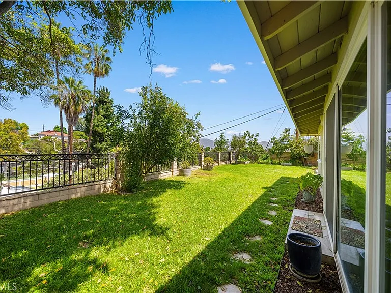 1033 S Isabella Ave — Photo 45