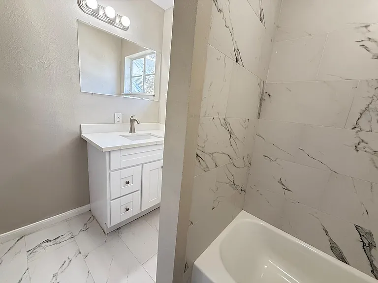 2501 Yoakum Blvd #15 — Photo 13