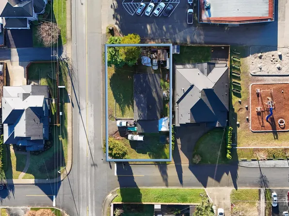 740 Porter St, Coquitlam, BC V3J 5B4