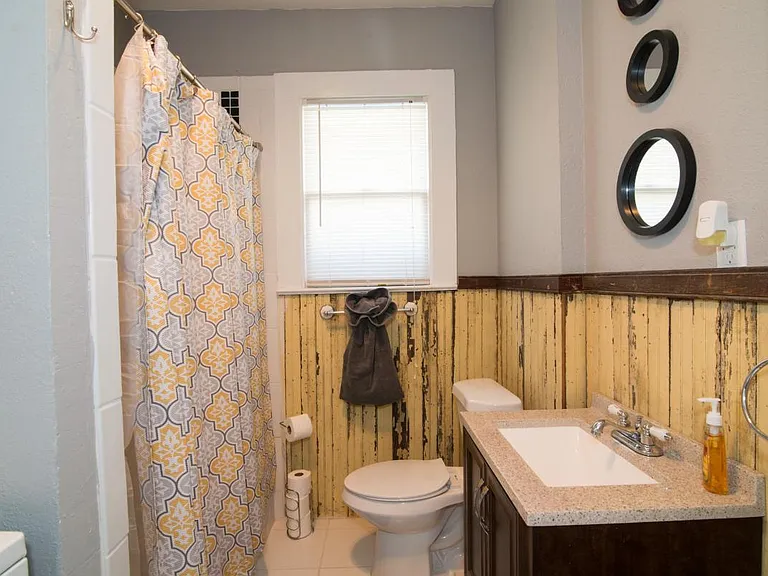 Guest Bath w/ Tub