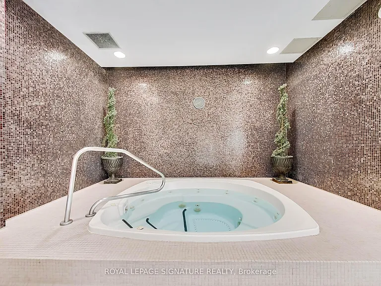 18 Kenaston Gdns #203 — Photo 32