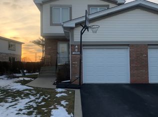 15950 Blackwater Ct, Tinley Park, IL 60477