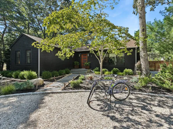 2 Locust Dr, East Hampton, NY 11937