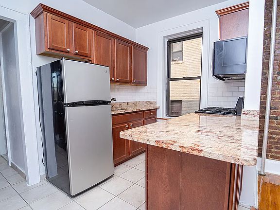 2nd image of 21-24 Crescent St APT B6