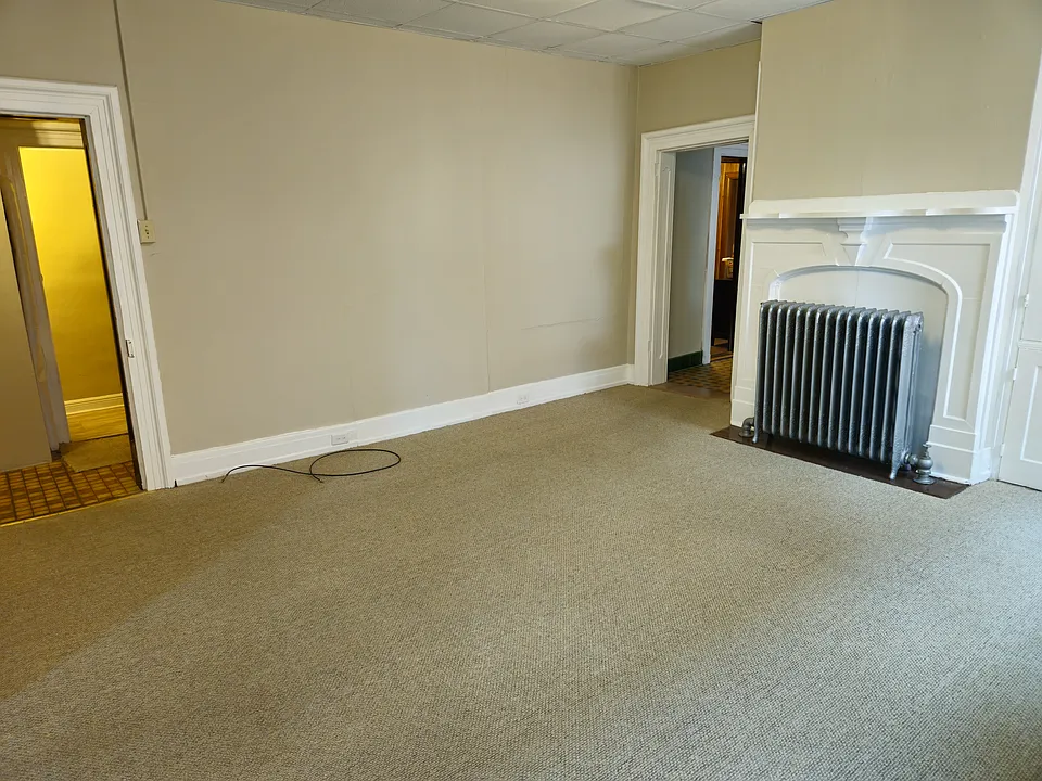 Huge Bedroom w/New Carpeting