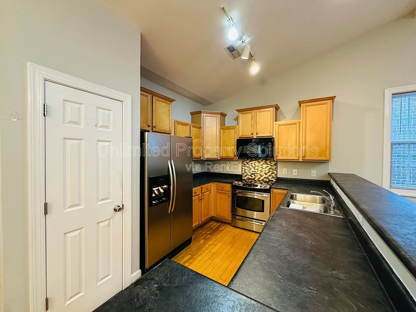 3 bed, 2.0 bath, 1716 sqft, $2,800 — Photo 3