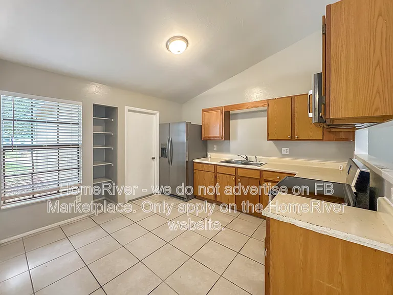 1720 SW 3rd Pl — Photo 9