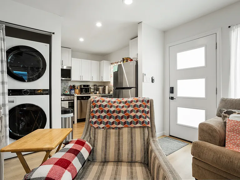 1422 N San Antonio Ave #B — Photo 8