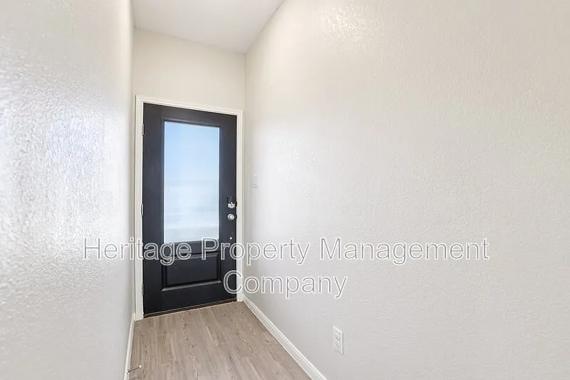 3 bed, 2.0 bath, 1910 sqft, $2,100 — Photo 4